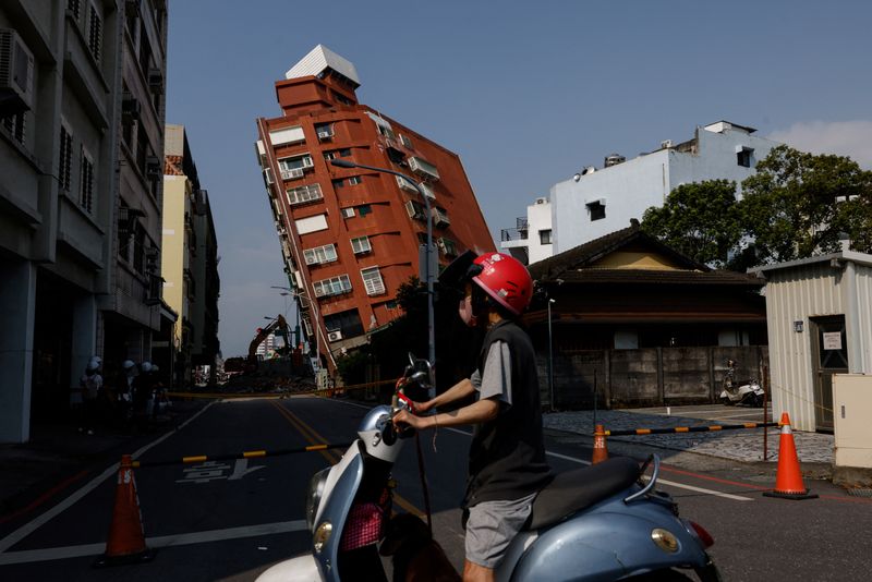 &copy; Reuters. Una persona utiliza una motocicleta cerca de un edificio dañado tras el terremoto, en Hualien, Taiwán. 4 de abril de 2024. REUTERS/Tyrone Siu