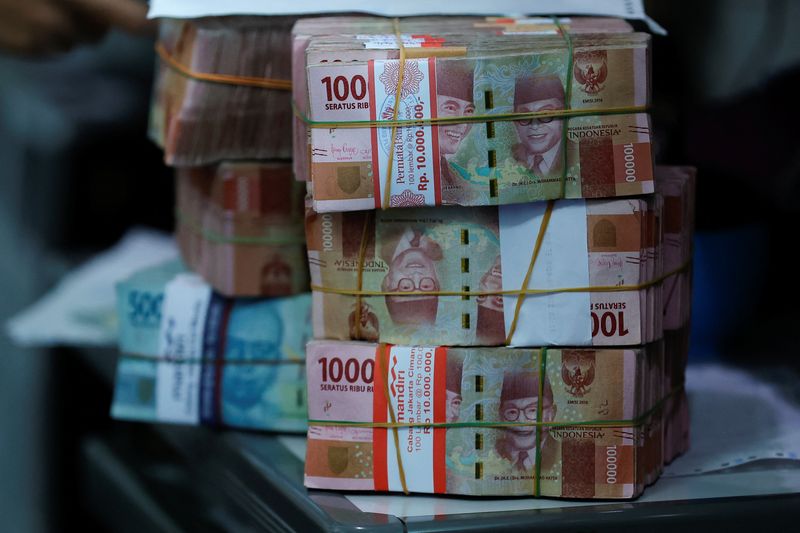 &copy; Reuters. Indonesian rupiah bank notes are seen at a money changer in Jakarta, Indonesia, October 14, 2022. REUTERS/Willy Kurniawan/File Photo