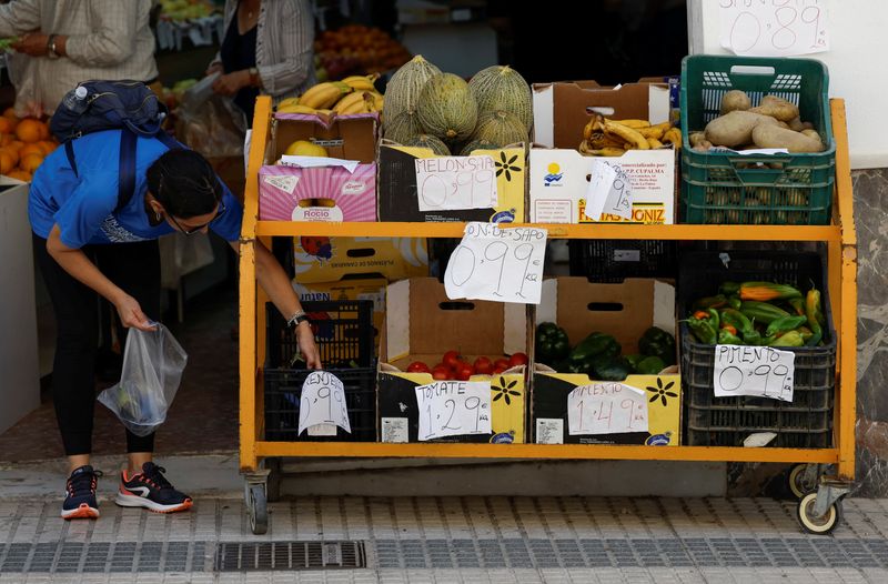 &copy; Reuters. FILE PHOTO: A customer buys aubergines at a fruit store in Ronda, Spain, June 13, 2023. REUTERS/Jon Nazca/File photo