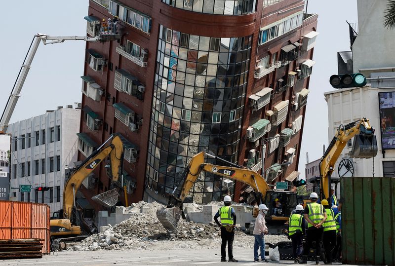 &copy; Reuters. Des ouvriers interviennent sur le site où un bâtiment s'est effondré, suite au tremblement de terre, à Hualien, Taïwan. /Photo prise le 4 avril 2024/REUTERS/Carlos Garcia Rawlins