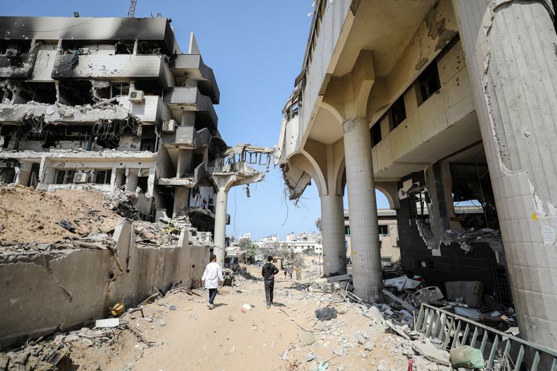 &copy; Reuters. FOTO DE ARCHIVO: Palestinos inspeccionando los daños en el hospital al-Shifa después de que las fuerzas israelíes se retiraran del hospital y sus alrededores tras una operación de dos semanas, en medio del actual conflicto entre Israel y Hamás, en la