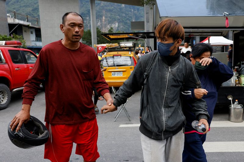 &copy; Reuters. Relatives walk with a man who was rescued from a remote area, following the earthquake, in Hualien, Taiwan, April 4, 2024. REUTERS/Tyrone Siu