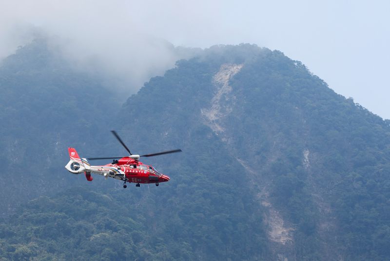 &copy; Reuters. طائرة هليكوبتر إنقاذ تحلق فوق منطقة الانهيار الأرضي في أعقاب الزلزال في هوالين بتايوان يوم الخميس. تصوير: تايرون سيو - رويترز.