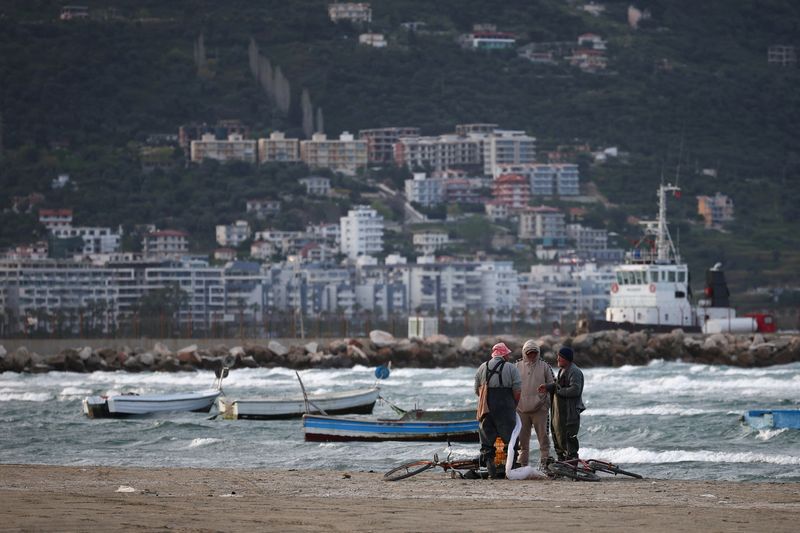 © Reuters. Fishermen stand by the sea in Vlora, Albania, April 1, 2024. REUTERS/Florion Goga