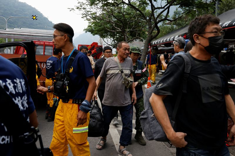 © Reuters. 　４月４日、台湾で３日に発生したマグニチュード（Ｍ）７．２の地震で、負傷者が１０００人を超えた。写真は花蓮県の遠隔地から救助され、診察に向かう住民ら（２０２４年　ロイター/Tyrone Siu）