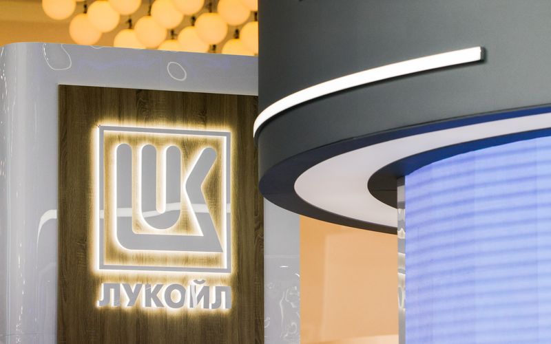 © Reuters. The logo of Lukoil company is seen at the St. Petersburg International Economic Forum (SPIEF) in Saint Petersburg, Russia June 15, 2022. REUTERS/Maxim Shemetov