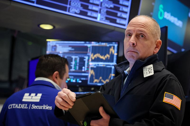 © Reuters. Traders work on the floor of the New York Stock Exchange (NYSE) in New York City, U.S., April 1, 2024. REUTERS/Brendan McDermid