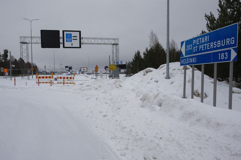 &copy; Reuters. FILE PHOTO: Barriers are placed at the closed Vaalimaa border check point between Finland and Russia in Virolahti, Finland, January 14, 2024. Lehtikuva/Lauri Heino/via REUTERS/File Photo