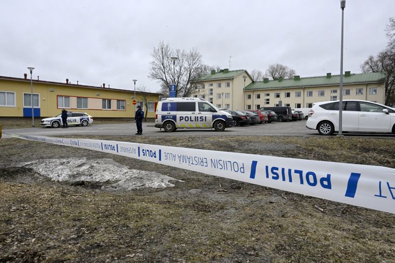 &copy; Reuters. Police officers guard the scene behind police tapes at the Viertola comprehensive school in Vantaa, Finland, on April 2, 2024. Three minors were injured in a shooting at the school on Tuesday morning. A suspect, also a minor, has been apprehended.   Lehti