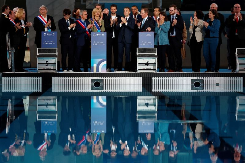 &copy; Reuters. Le président français Emmanuel Macron et des responsables lors de l'inauguration du Centre aquatique olympique (CAO), à Saint-Denis, près de Paris, France. /Photo prise le 4 avril 2024/REUTERS/Gonzalo Fuentes/Pool