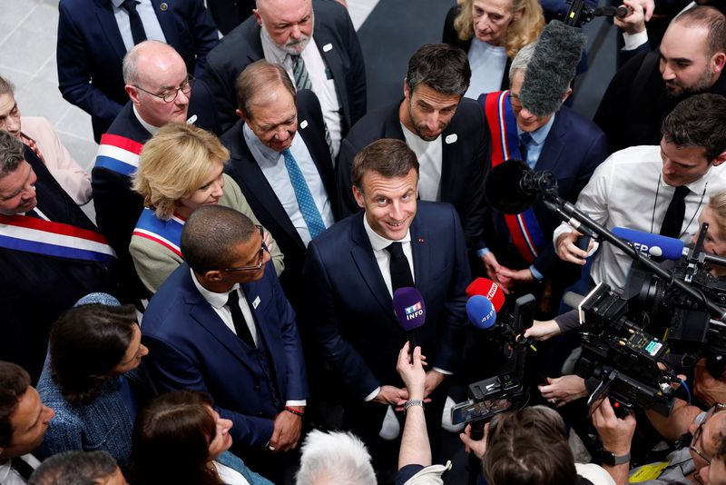 &copy; Reuters. Macron em centro aquático dos Jogos de Paris
 4/4/2024   REUTERS/Gonzalo Fuentes