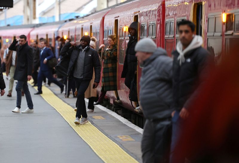 &copy; Reuters. Travellers disembark from a passenger train during the morning rush hour as a fresh wave of rail strikes by train drivers begins, at Waterloo Station in London, Britain, January 30, 2024. REUTERS/Toby Melville/ File photo