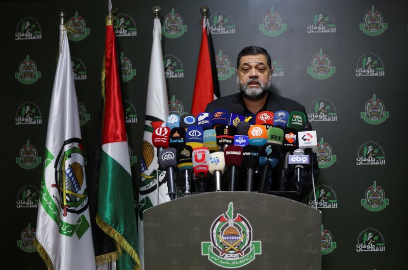 © Reuters. أسامة حمدان القيادي في حركة المقاومة الإسلامية (حماس) يتحدث خلال مؤتمر صحفي في بيروت يوم الخميس. تصوير: محمد عزاقير - رويترز