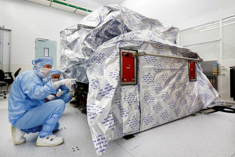 © Reuters. Assembly engineers work on a TWINSCAN DUV lithography system at ASML in Veldhoven, Netherlands June 16, 2023. REUTERS/Piroschka van de Wouw/File photo