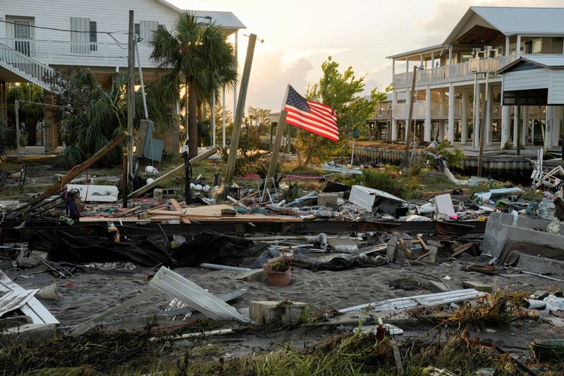 &copy; Reuters. FOTO DE ARCHIVO: Una bandera estadounidense se ve entre los restos de la casa de Darlene Powell tras la llegada del huracán Idalia en Horseshoe Beach, Florida, Estados Unidos. 31 de agosto de 2023. REUTERS/Cheney Orr/