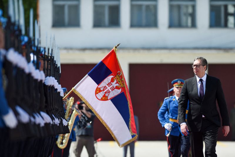&copy; Reuters. Le président serbe Aleksandar Vucic assiste à une démonstration des capacités de défense aérienne de l'armée serbe à Batajnica, près de Belgrade. /Photo prise le 30 avril 2022/REUTERS/Zorana Jevtic
