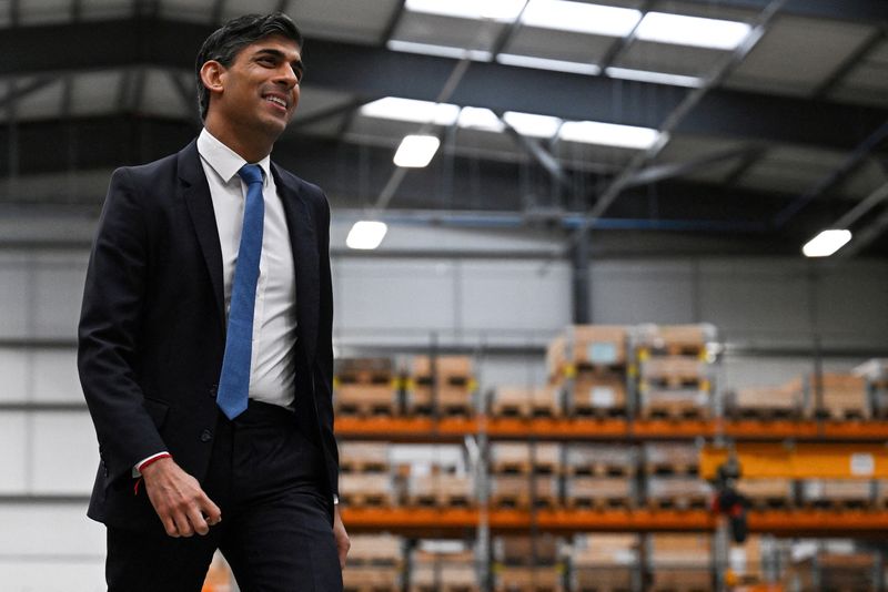 &copy; Reuters. Le Premier ministre britannique Rishi Sunak arrive pour une interview après une visite dans l'usine Siemens Mobility, à Goole, en Grande-Bretagne. /Photo prise le 26 février 2024/REUTERS/Paul Ellis