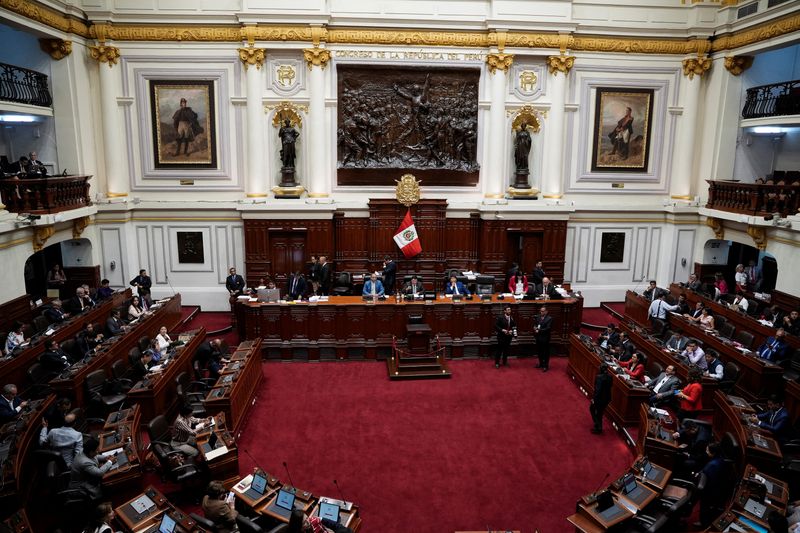 © Reuters. Miembros del Congreso de Perú discuten una moción para destituir a la presidenta Dina Boluarte tras una investigación sobre la posesión de relojes Rolex, un brazalete Cartier y dinero en efectivo, en Lima, Perú. 4 de abril de 2024. REUTERS/Angela Ponce