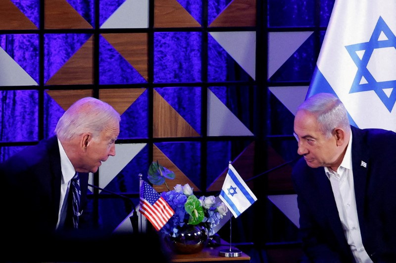 &copy; Reuters. الرئيس الأمريكي جو بايدن ورئيس الوزراء الإسرائيلي بنيامين نتنياهو خلال اجتماع في تل أبيب يوم 18 أكتوبر تشرين الأول 2023. تصوير: إيفلين هوكستين 