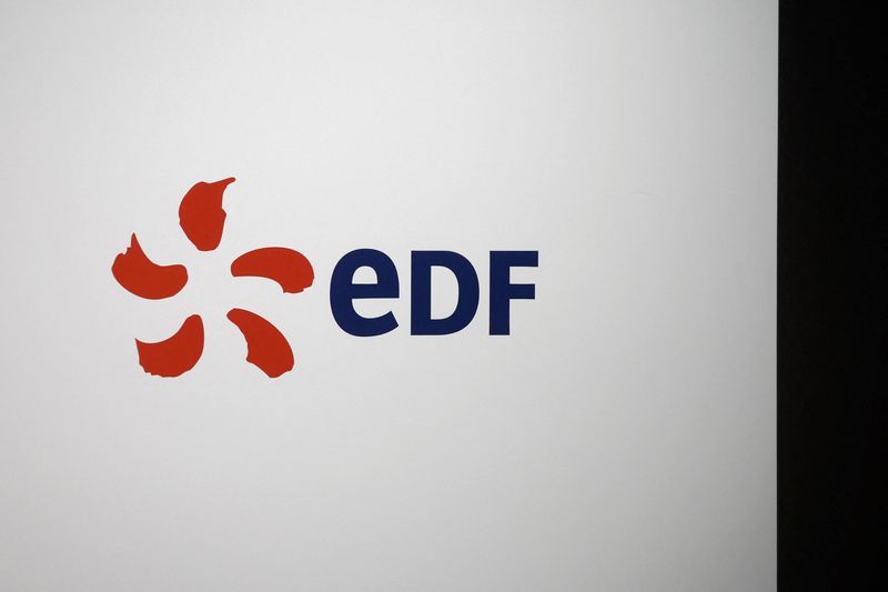 &copy; Reuters. Le logo EDF photographié avant la présentation des résultats semestriels 2023 à Paris. /Photo prise le 27 juillet 2023/REUTERS/Benoit Tessier 