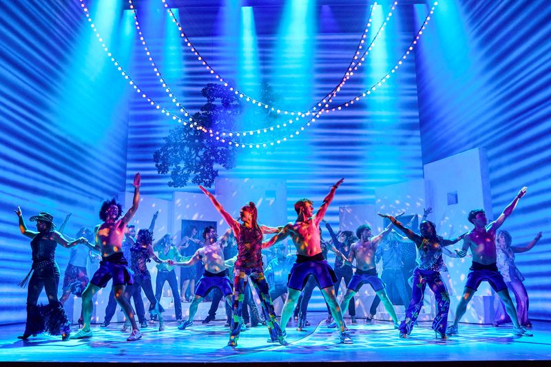 &copy; Reuters. Miembros del reparto interpretan Mamma Mia! para las fotos de producción en el Teatro Novello de Londres, Reino Unido, en esta imagen distribuida sin fecha. Brinkhoff & Mogenburg/Handout via REUTERS 