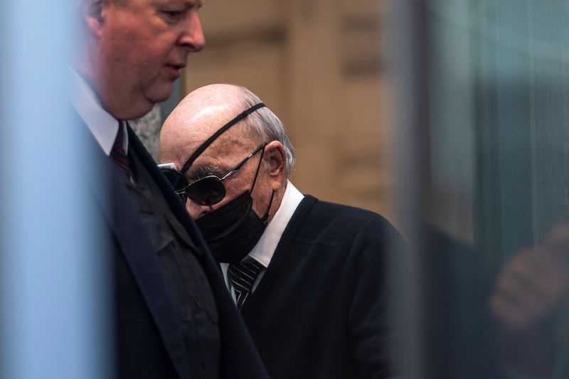 © Reuters. British billionaire Joe Lewis, whose family trust owns Tottenham Hotspur football club, arrives to the United States Courthouse in Manhattan to be sentenced in a New York court, after pleading guilty in January to insider trading charges in New York, U.S., April 4, 2024.  REUTERS/Eduardo Munoz
