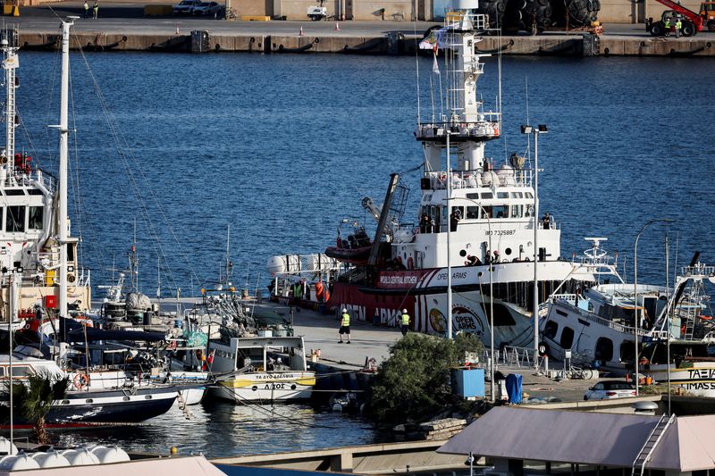 &copy; Reuters. El Open Arms, un buque de rescate propiedad de una ONG española llega al puerto de Larnaca después de interrumpir la misión de entrega de ayuda humanitaria para Gaza, tras la muerte de siete trabajadores humanitarios en un ataque aéreo israelí en Gaz