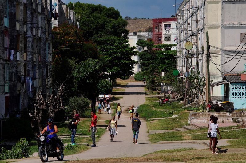 &copy; Reuters. FOTO DE ARCHIVO: Personas caminan por una calle de Santiago, Cuba. 21 de marzo de 2024. REUTERS/Alexandre Meneghini/