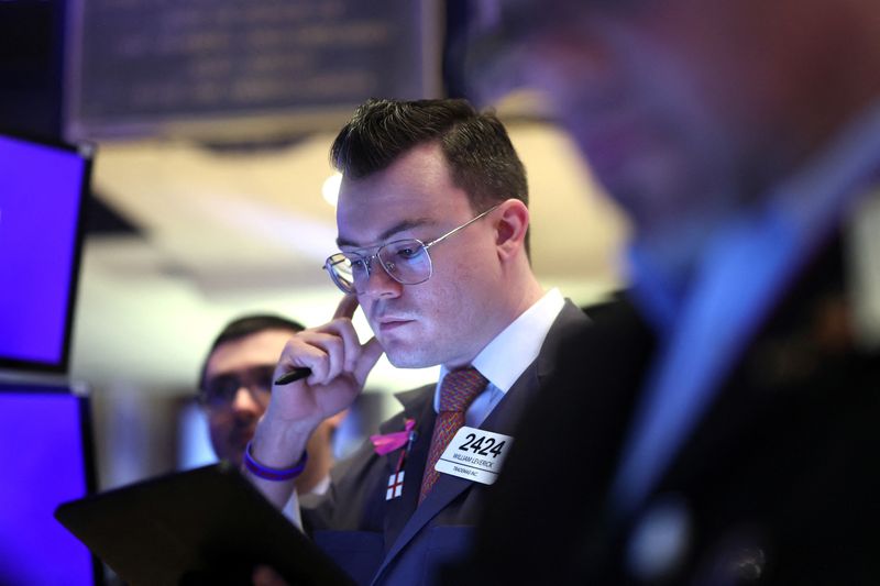 &copy; Reuters. متداولون يباشرون أعمالهم في البورصة الأمريكية في نيويورك في الثاني من أبريل نيسان 2024. تصوير: برندان مكدرميد - رويترز