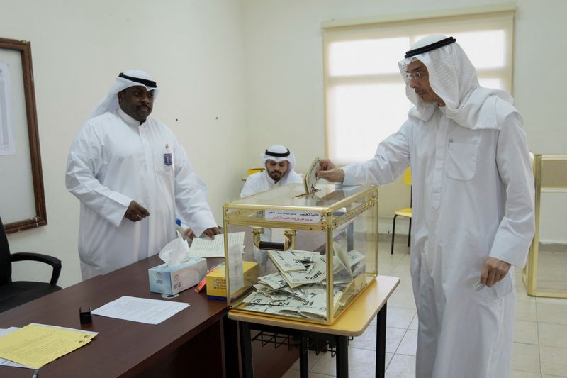 © Reuters. ناخب يدلي بصوته في الانتخابات البرلمانية الكويتية في مركز للاقتراع في مدينة الكويت يوم الخميس. تصوير: ستيفاني ماجي - رويترز