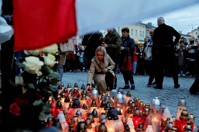 &copy; Reuters. Mourners gather to hold a vigil for the Polish aid worker Damian Sobol who was killed by the Israeli army in Gaza, among seven people working for the charity World Central Kitchen (WCK) who were killed in an Israeli airstrike, in Przemysl, Poland, April 4