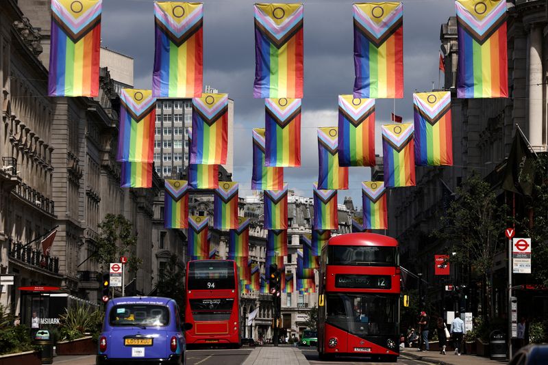 &copy; Reuters. FOTO DE ARCHIVO: Banderas del Orgullo Intersexual, diseñadas por Valentino Vecchietti y empleadas para representar a la comunidad LGBTIQ+, cuelgan en Regent Street antes del desfile del Orgullo en Londres, Reino Unido, 26 de junio de 2022. REUTERS/Henry 