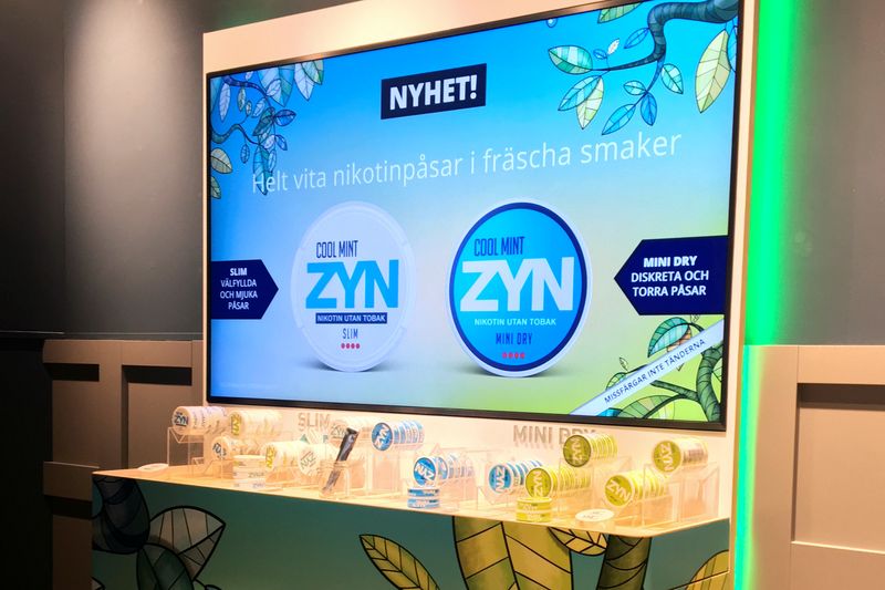 © Reuters. FILE PHOTO: Cans of tobacco group Swedish Match's ZYN-branded tobacco-free nicotine pouches are seen on display at the company's concept store in Stockholm, Sweden October 24, 2018. Picture taken October 24, 2018. REUTERS/Anna Ringstrom/File Photo