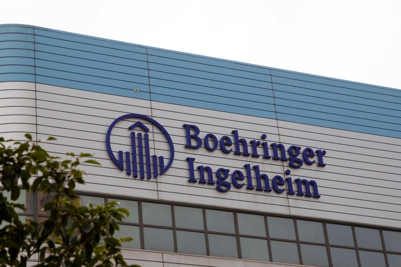 © Reuters. FILE PHOTO: The logo of German pharmaceutical company Boehringer Ingelheim is seen at its building in Shanghai, China February 1, 2019. REUTERS/Stringer/File Photo