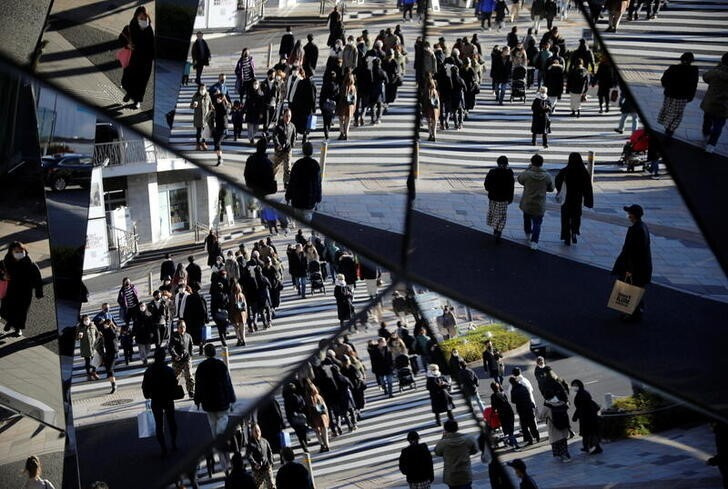 &copy; Reuters. 総務省が５日発表した２月の家計調査によると、２人以上の世帯の実質消費支出は前年比０．５％減となった。写真は東京都内で２０２０年１２月撮影（２０２４年　ロイター／Issei Kato）