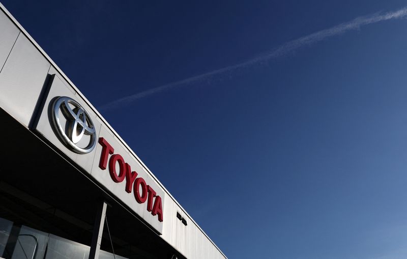 &copy; Reuters. 　４月５日、トヨタ自動車は、生産工程の確認作業のため、堤工場（愛知県豊田市）の第１ラインを４日から９日まで停止すると明らかにした。写真はトヨタのロゴ。３月、ブリュッセルで