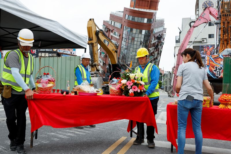 &copy; Reuters. Workers set up a table with offerings for a ceremony in honour of the people who died at the site of a damaged building, following the earthquake, in Hualien, Taiwan April 5, 2024. REUTERS/Carlos Garcia Rawlins