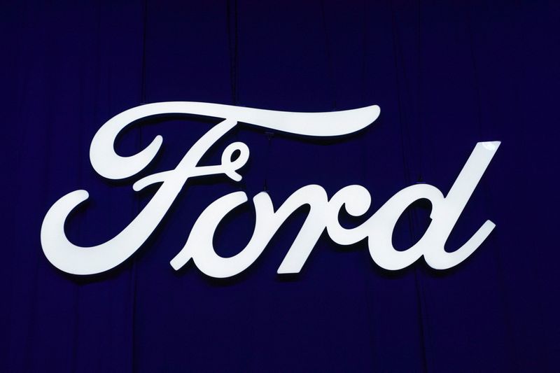&copy; Reuters. 　４月４日、フォード・モーターは、カナダと米テネシー州で計画していた電気自動車（ＥＶ）のローンチを延期すると発表した。写真はフォードのロゴ。米ニューヨークのマンハッタンで