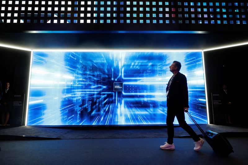 © Reuters. FILE PHOTO: A person walks, at the Samsung stand during the 2024 Mobile World Congress in Barcelona, Spain February 27, 2024. REUTERS/Albert Gea/File Photo