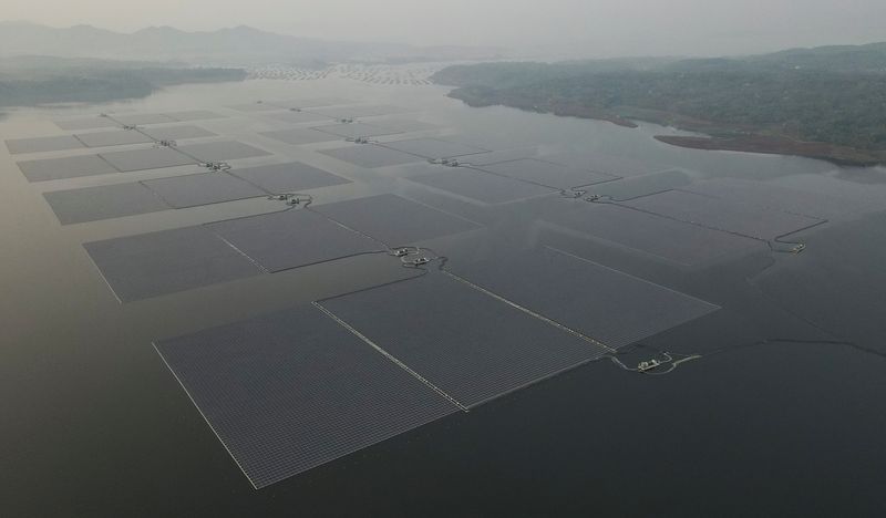 &copy; Reuters. 　昨年の世界の再生可能エネルギー発電容量の伸びは気候変動目標を達成するために必要な伸びの半分足らずにとどまったと、有力シンクタンクが指摘した。写真はインドネシア西ジャワ州