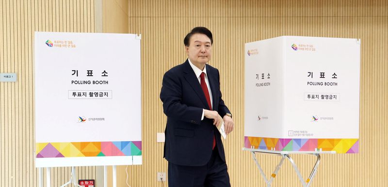 &copy; Reuters. South Korean President Yoon Suk Yeol casts his early vote for 22nd parliamentary election, in Busan, South Korea, April 5, 2024.   Yonhap via REUTERS   