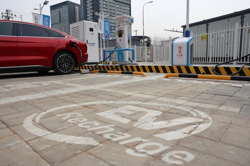 &copy; Reuters. 　北京郊外・小武基の目立たない脇道を入った場所に、国営石油大手の中国石油化工集団（シノペック） が昨年１２月に開設した電気自動車（ＥＶ）充電ステーションがある。写真は２月