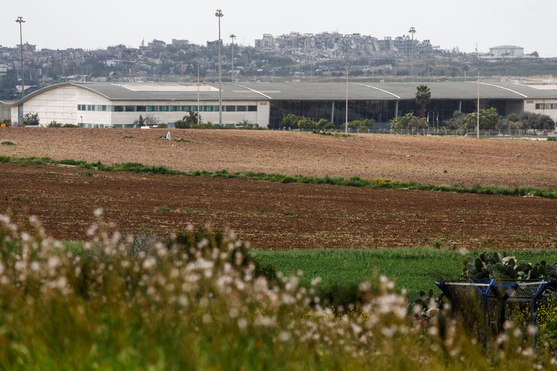 &copy; Reuters. FOTO DE ARCHIVO. Vista general del cruce de Erez con la Franja de Gaza al fondo, en medio del actual conflicto entre Israel y Hamás, visto desde el sur de Israel. 6 de marzo de 2024. REUTERS/Amir Cohen