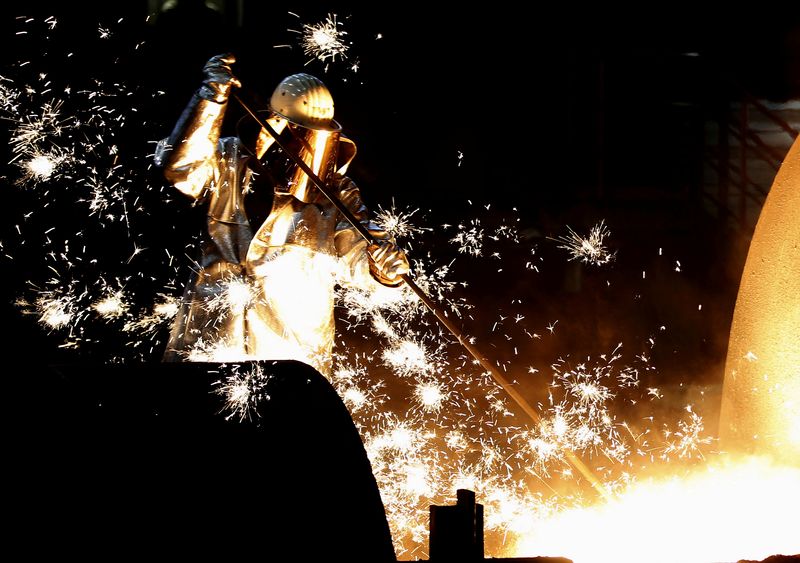 &copy; Reuters. Un operaio controlla la spruzzatura di un altoforno nella più grande acciaieria d'Europa del conglomerato industriale tedesco ThyssenKrupp AG a Duisburg, Germania, il 6 dicembre 2012. REUTERS/Ina Fassbender