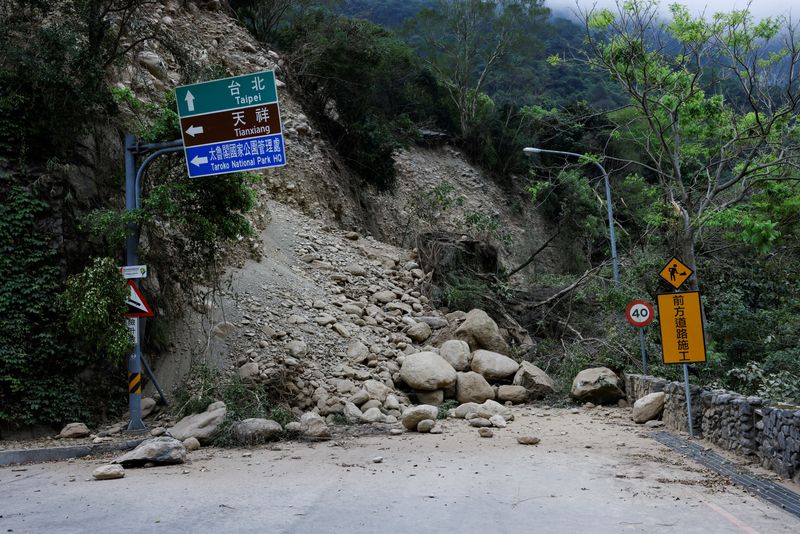 &copy; Reuters. 　４月５日　３日に台湾東部沖で起きた地震による死者は２人増えて１２人となった。写真は５日、台湾・花蓮で撮影（２０２４年　ロイター／Tyrone Siu）