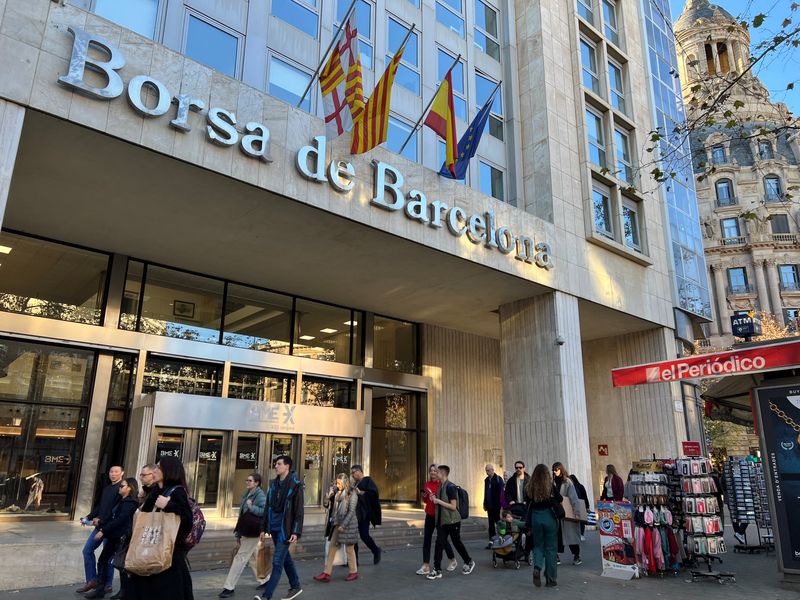&copy; Reuters. FOTO DE ARCHIVO: La fachada de la Bolsa de Barcelona, España. 22 de diciembre de 2023. REUTERS/Benjamin Mejias Valencia