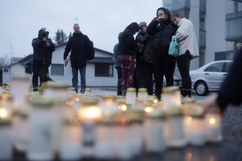 &copy; Reuters. FILE PHOTO: People bring candles and flowers at the Viertola school in Vantaa, Finland, on April 2, 2024. Lehtikuva/Roni Rekomaa via REUTERS /File Photo