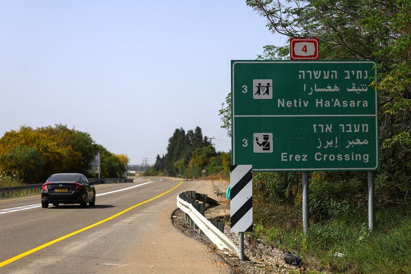 &copy; Reuters. A car passes by an Erez Crossing signboard, after the Israeli cabinet approved the reopening of the crossing into northern Gaza, amid the ongoing conflict between Israel and Hamas, near Yad Mordechai, Israel, April 5, 2024. REUTERS/Hannah McKay