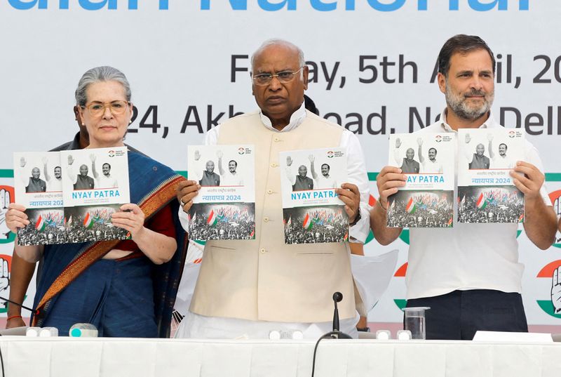 &copy; Reuters. Senior leaders of India's main opposition Congress Party Sonia Gandhi and Rahul Gandhi, along with Mallikarjun Kharge, President of the Congress Party, display the party's manifesto for the general election in New Delhi, India, April 5, 2024. REUTERS/Adna