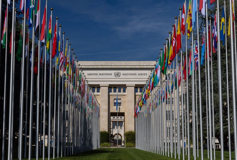 &copy; Reuters. ممر أعلام الدول بالمقر الأوروبي للأمم المتحدة في جنيف بسويسرا أثناء انعقاد اجتماع لمجلس حقوق الإنسان في يوم 11 سبتمبر أيلول 2023 . تصوير: دينيس 